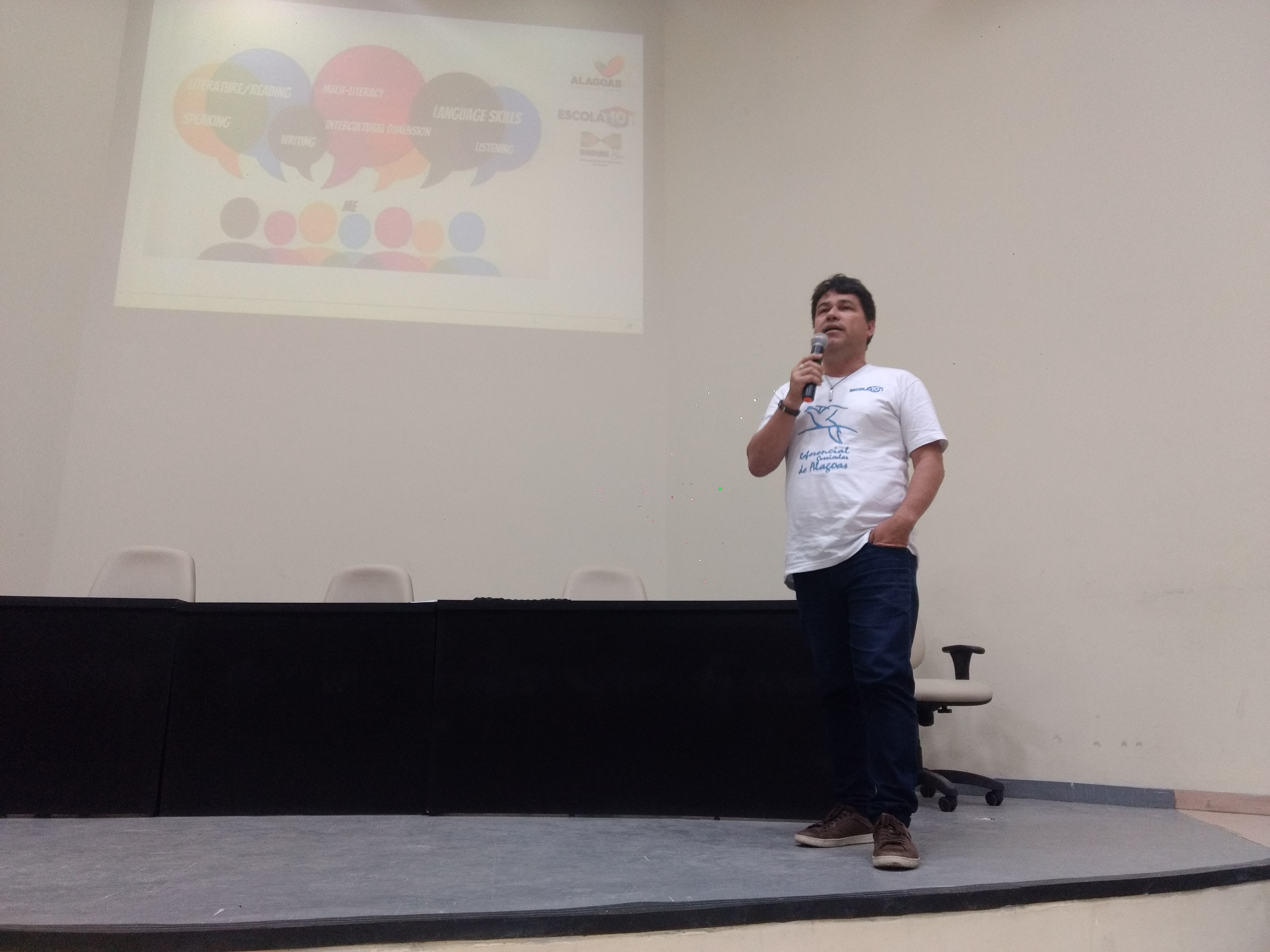 seminário sobre área de linguagens no Novo Currículo Alagoano